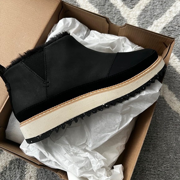 Toms Shoes - Toms - Marlo Black Water Resistant Faux Fur Boot Size 6